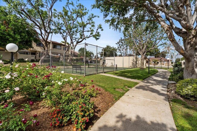 Building Photo - Spacious Tri-Level Townhome with Private Garage and Renovated Kitchen