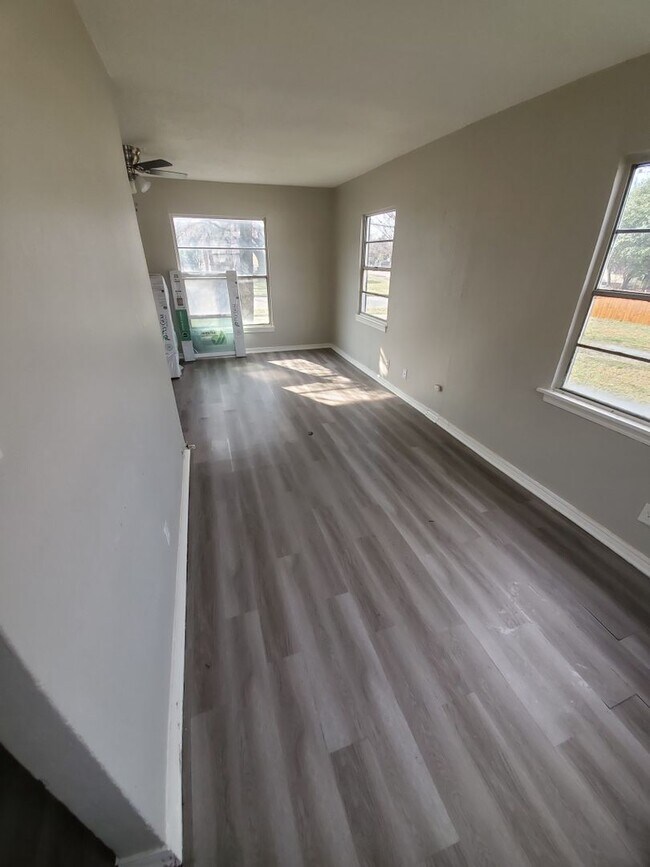 Building Photo - Discover the perfect home!
