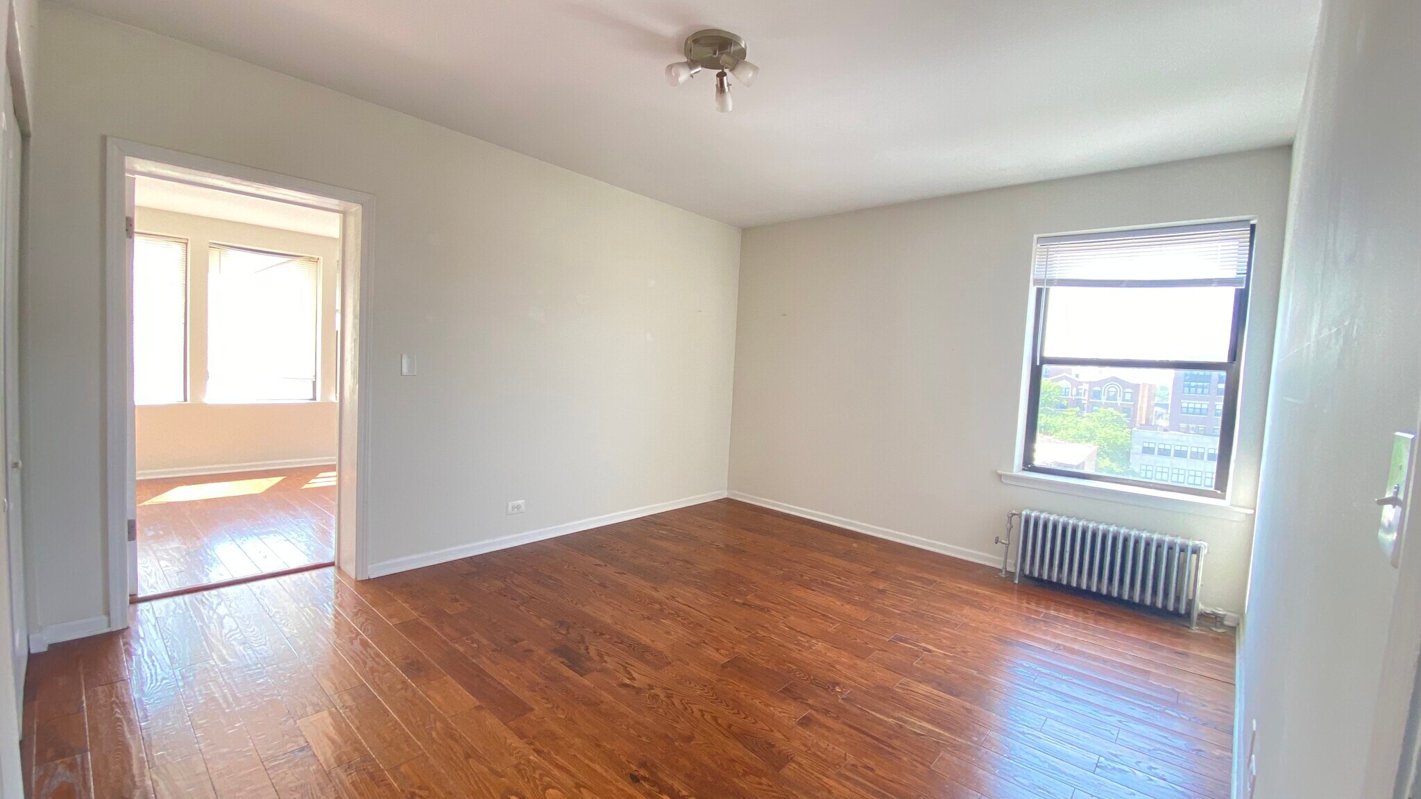 Building Photo - 3933 N Clarendon Ave