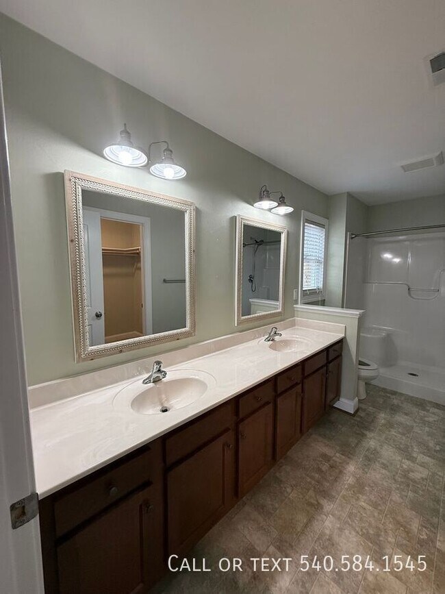 Building Photo - 839 Summerdean Ave NE