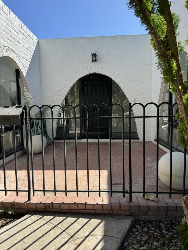 Building Photo - 621 W Las Lomitas Rd