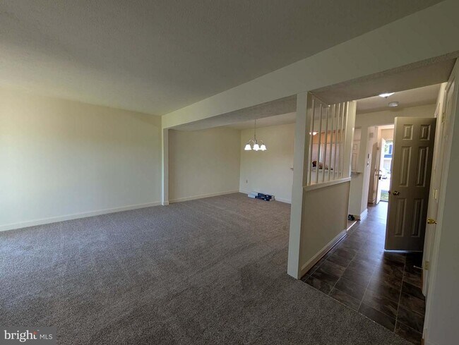 Building Photo - 105 Equestrian Dr