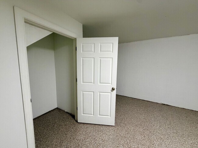 Building Photo - Beautiful Updated Townhouse located in Iredell County! 2BR/2.5BA Garage