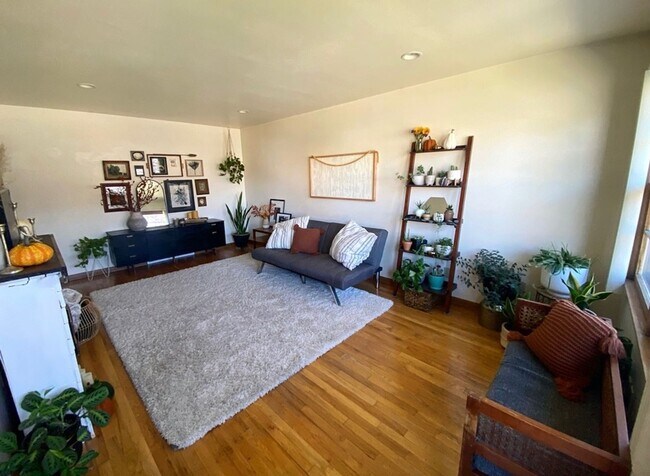 Building Photo - 615-617 Luther Dr
