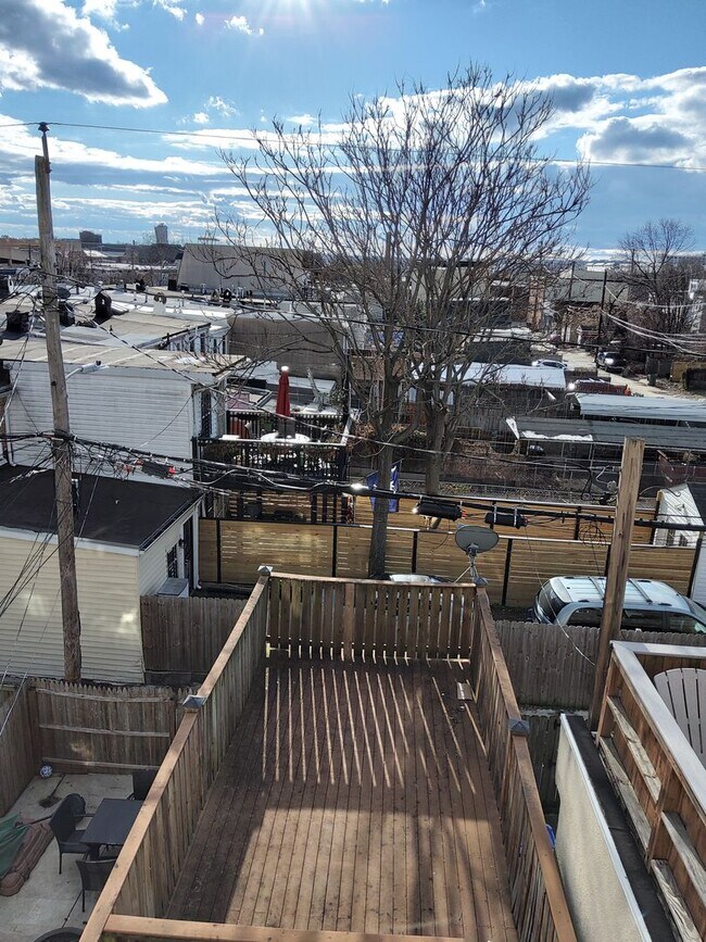 Building Photo - Ready to Move In 2 Bedroom near Ravens Stadium w/ Two Decks!