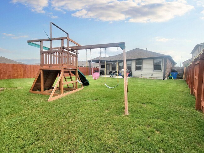 Building Photo - Beautiful 4 Bed / 2.5 Bath Home in Pfluger...