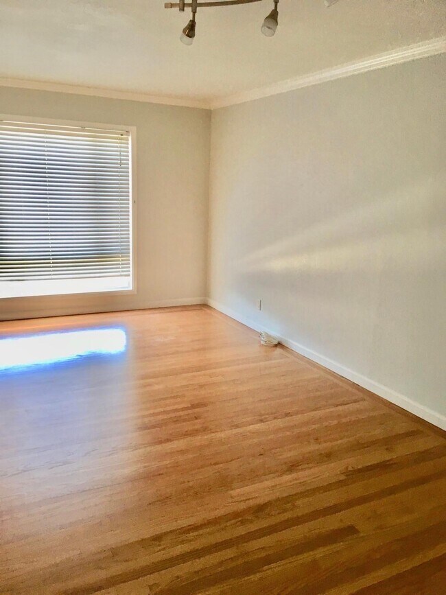 Building Photo - 724 Grand View Ave