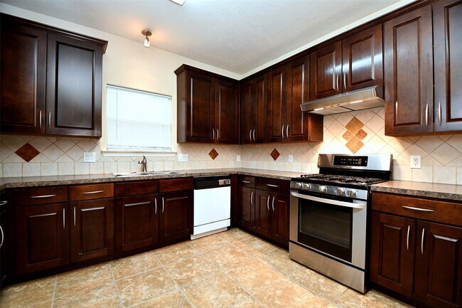 Building Photo - 5211 Holly View Dr