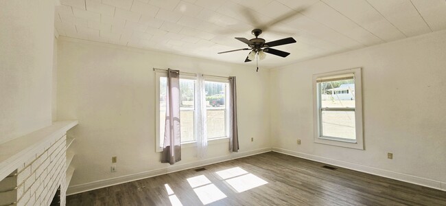 Building Photo - 1065 Sunset Dr