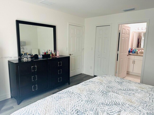 Building Photo - 2524 NE 5th Ave