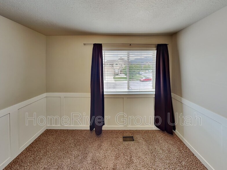 Building Photo - 10796 N La Costa