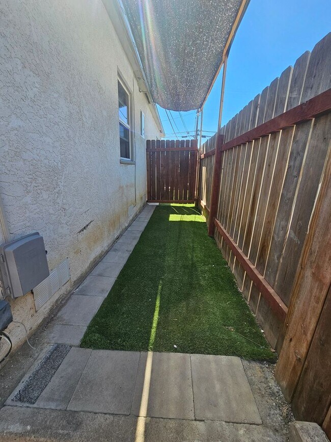 Building Photo - 7186 Central Ave