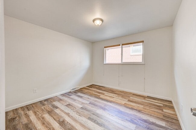Building Photo - $1,885.00 - 4 Beds, 2 Bath, Duplex in Litt...