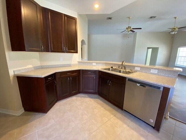 Building Photo - Expansive Home in the Desirable "The Hammo...