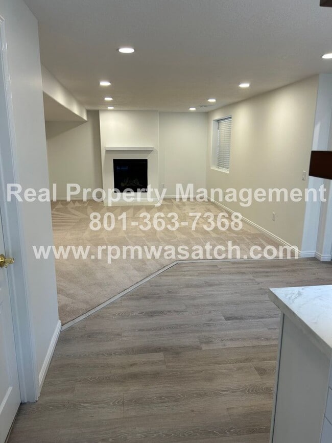 Building Photo - Don't miss out on this gorgeous and spacious basement apartment. It will go fast!!