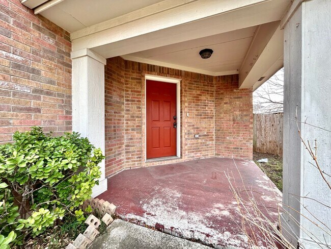 Building Photo - Warm & Cozy 3 Bed / 2 Bath Home with Fenced Yard and 2-Car Garage