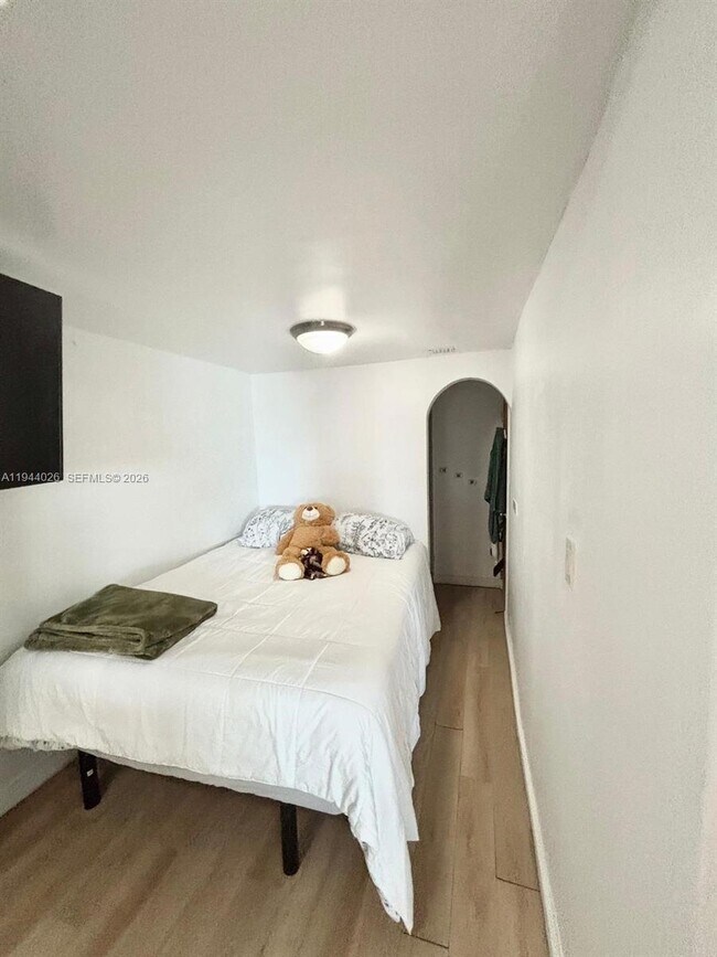 Building Photo - 999 Brickell Bay Dr