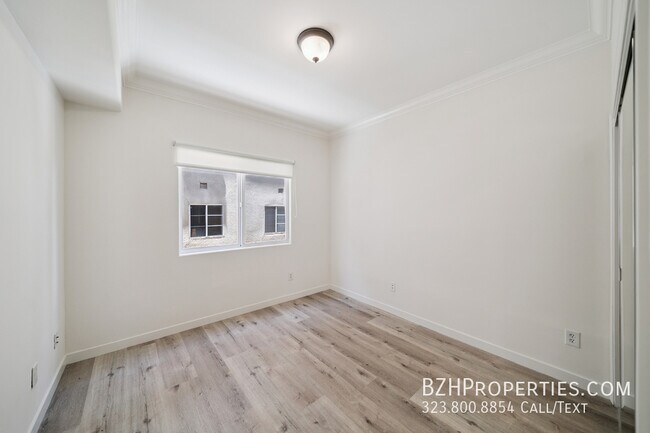 Building Photo - 2334 S Bentley Ave