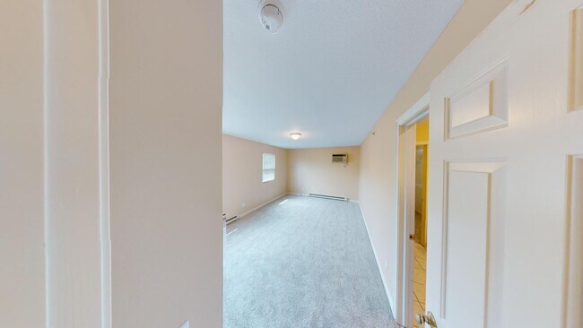 Building Photo - Excellent Canfield Location!! Very clean and well maintained 3 bedroom/2 Full Bath Condo.