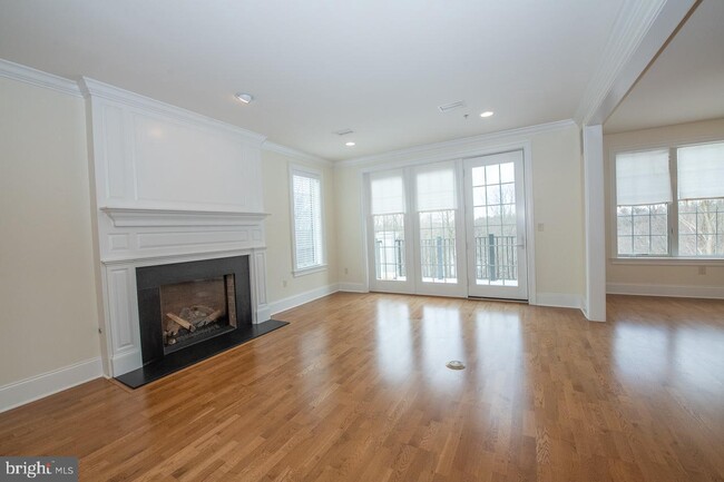 Building Photo - 5303 Parkview Dr