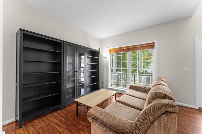 Building Photo - Welcome home to this well-maintained 4-bed...