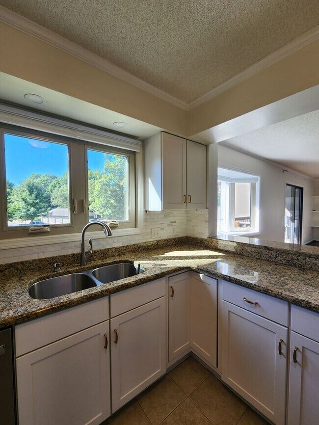 Building Photo - Asheville Racquet Club Rental!