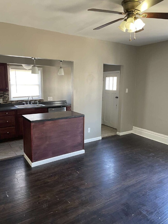 Building Photo - Amazing 3 bedroom in Central East McKeesport Location