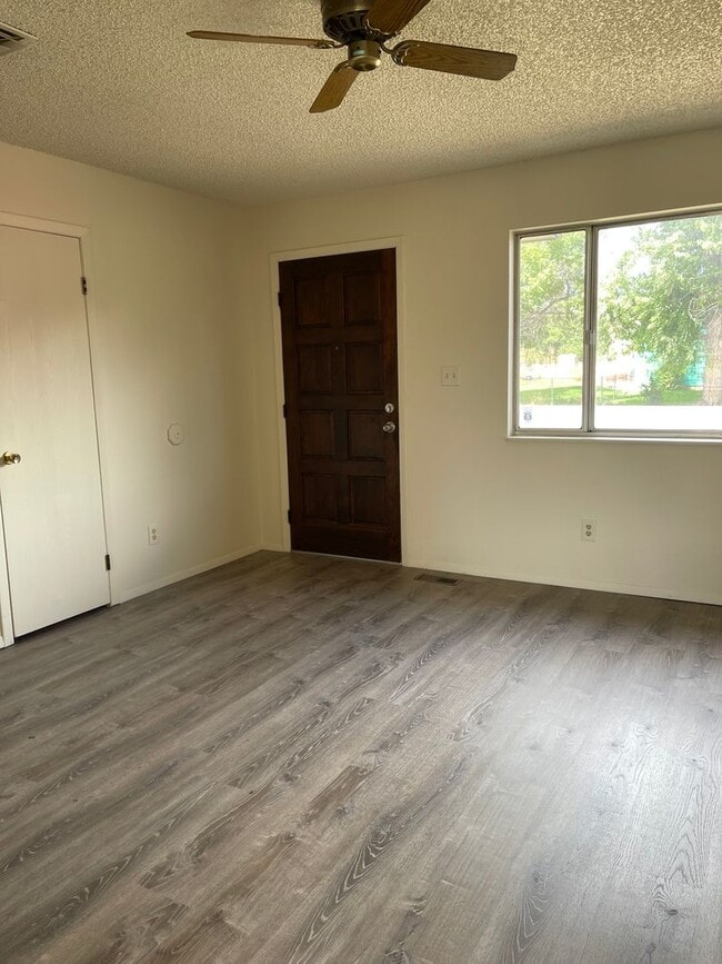 Building Photo - 3 bedroom, 1 bath