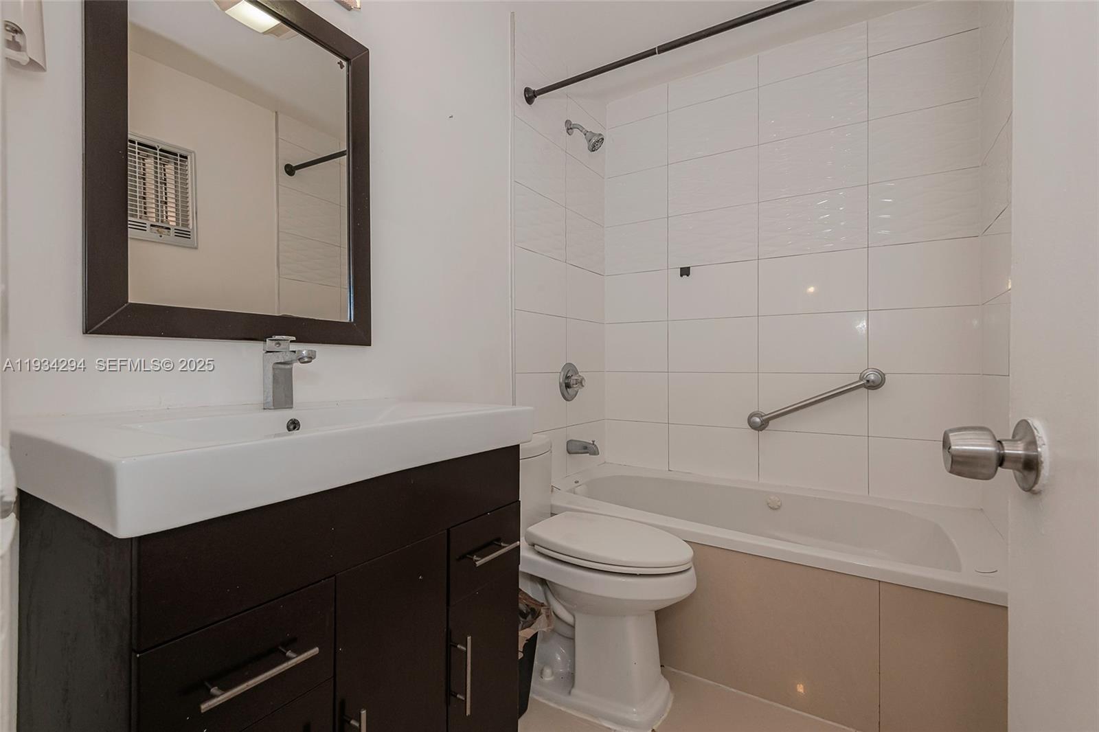 Building Photo - 1560 NE 127th St