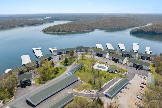 Building Photo - Lakefront 2 bedroom Condo For Rent