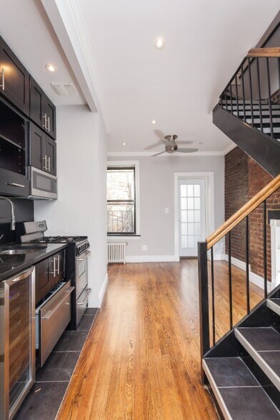 Building Photo - 3 Bedroom Penthouse Duplex with 2 Private ...