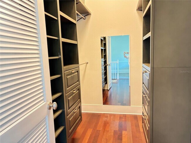 Building Photo - 324 Julia Pl