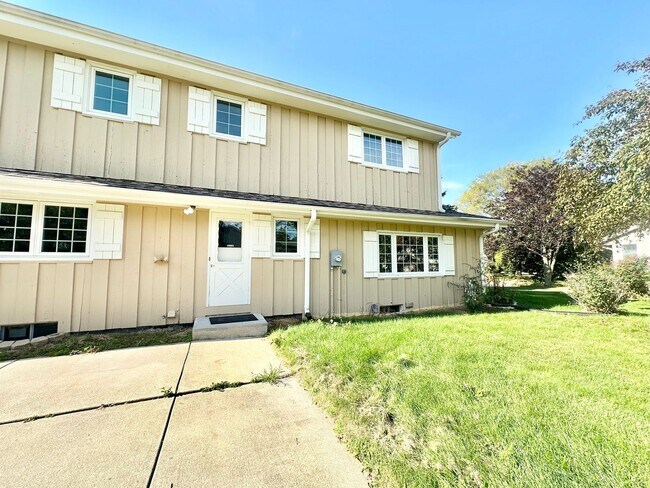 Building Photo - Desirable Mequon Home in Heart of Ville du...