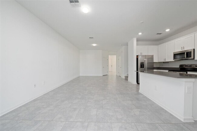 Building Photo - 7405 Stone Crk Trl