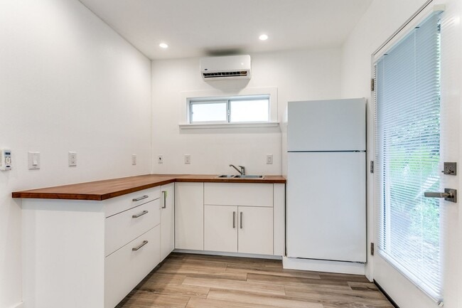 Building Photo - 4-BEDROOM IN BLOSSOM PARK