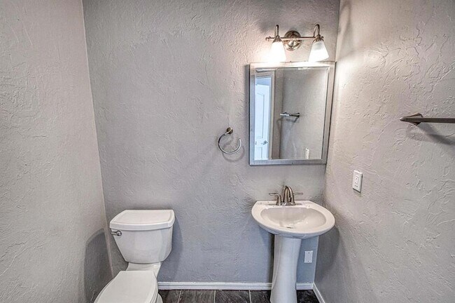 Building Photo - 1428 Lindale Ave