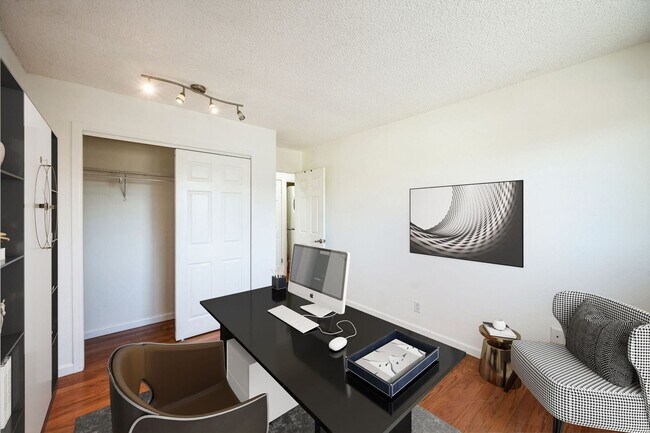 Building Photo - Charming 2BR Condo in Denver