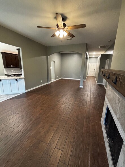 Building Photo - 4623 Village Park Dr