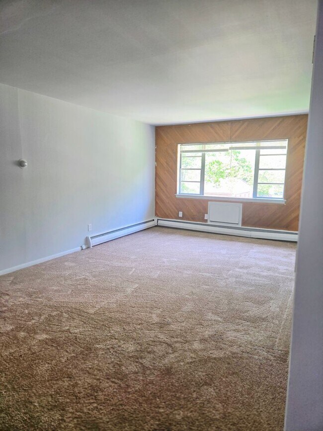 Building Photo - 2 bedrooms, 1 bathroom