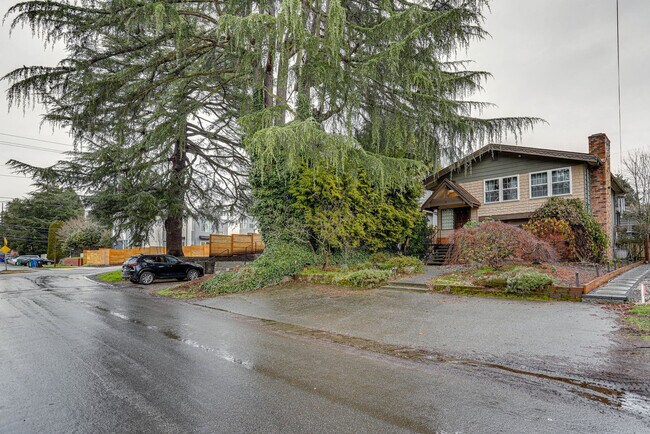 Building Photo - 10052 Interlake Ave N