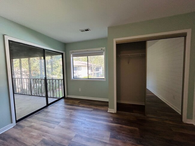 Building Photo - 2BR/2BA Condo close to Wrightsville Beach ...