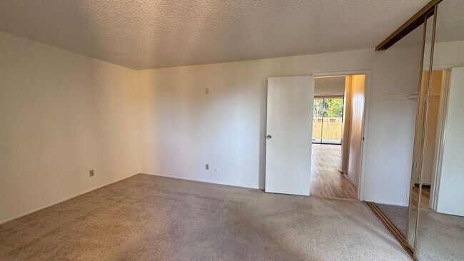 Building Photo - 1 bd with garage