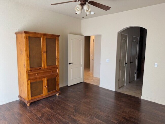 Building Photo - Condo in Gated Community!