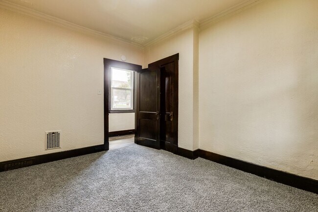 Building Photo - 609 E Warrington Ave