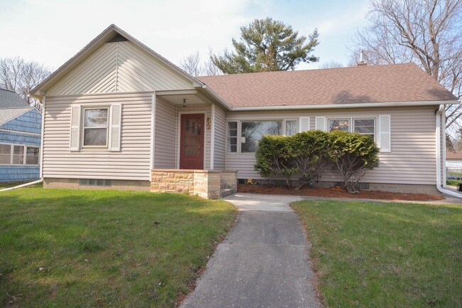 Building Photo - Spacious ranch style home in amazing Lower...