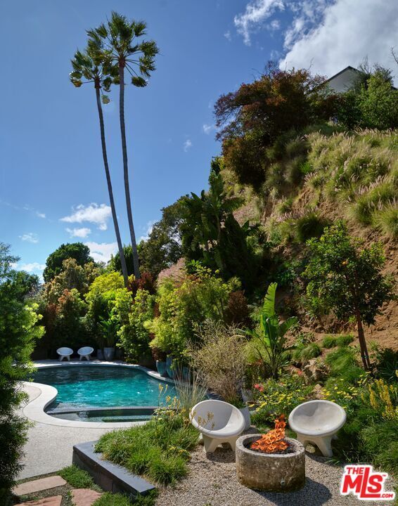 Building Photo - 8673 Hollywood Blvd