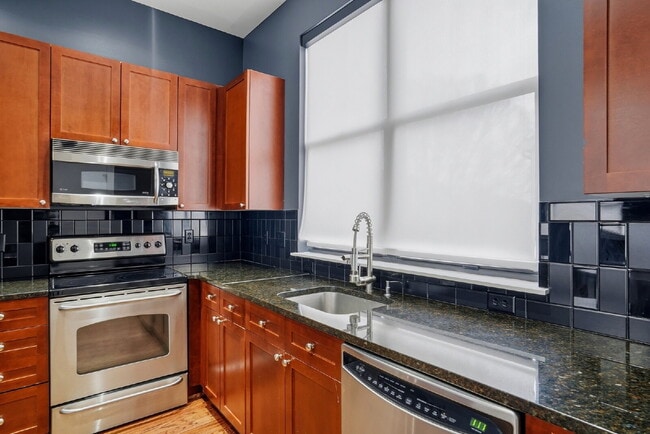 Building Photo - Modern Multi-Level 2BR Retreat with Garage Near Uptown Charlotte