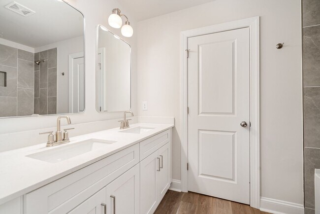 Building Photo - Beautiful 4BR 2.5BA Home w/ Full Appliance Kitchen • Garage Parking •