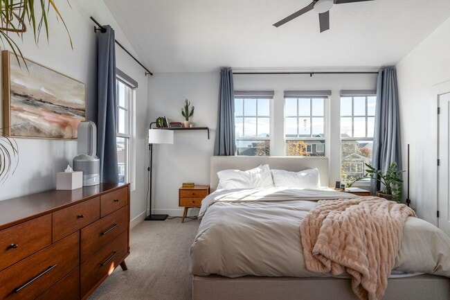 Building Photo - Daybreak living at its finest!