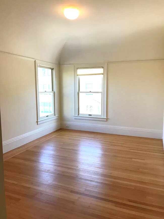 The Master Bedroom has a lot of natural ight. - 319 Locust St